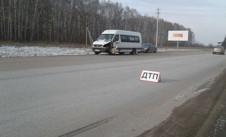 Водій пасажирського автобуса жорстко протаранив легковик в Башкирії