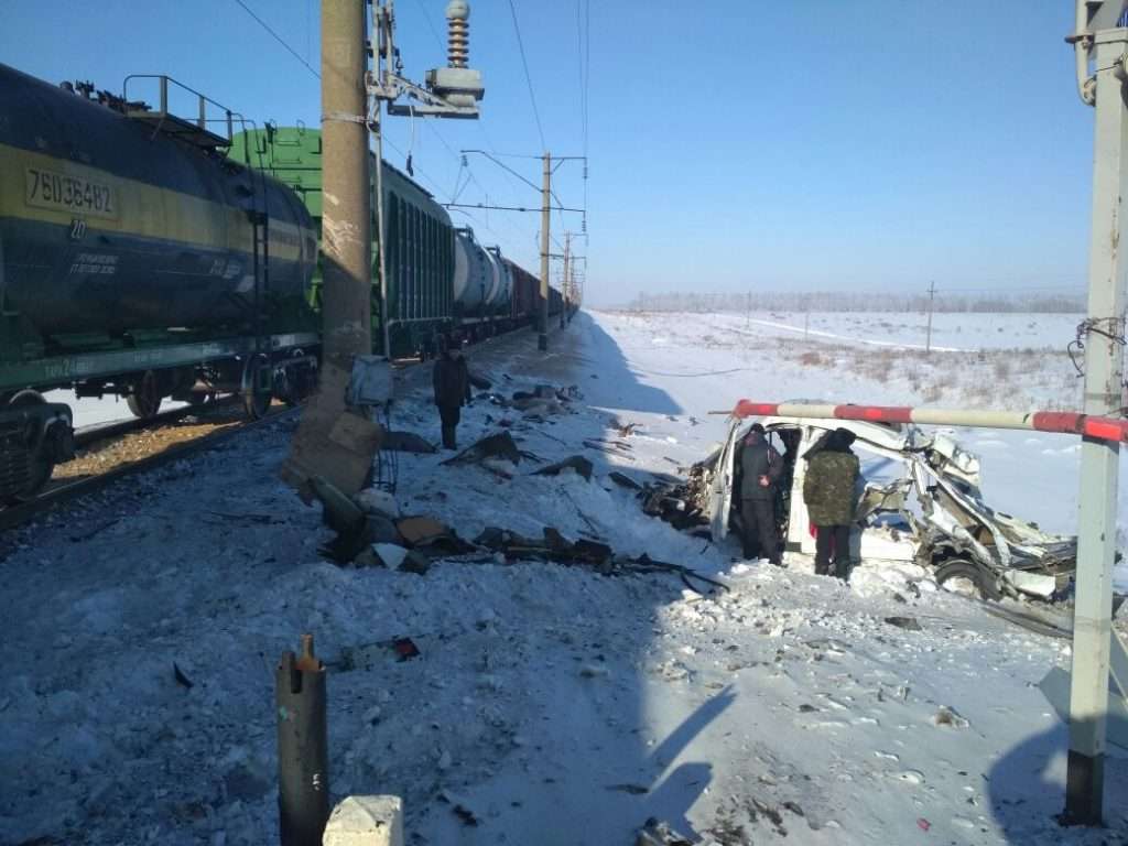 В Алтайському краї вантажний потяг жорстко протаранив «Газель»