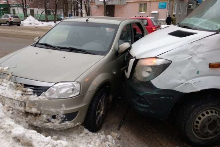 У Твері маршрутка зіткнулася з легковиком, вилетівши на зустрічну