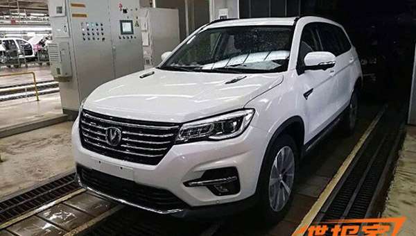 Фото салону нового кросовера Changan CS75 опубліковані в Мережі