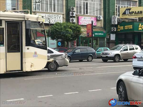 Трамвай та іномарка зіткнулися на перехресті в центрі Ростова