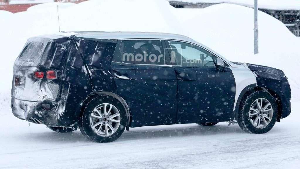 Кросовер Hyundai Santa Fe нового покоління помічений на зимових тестах