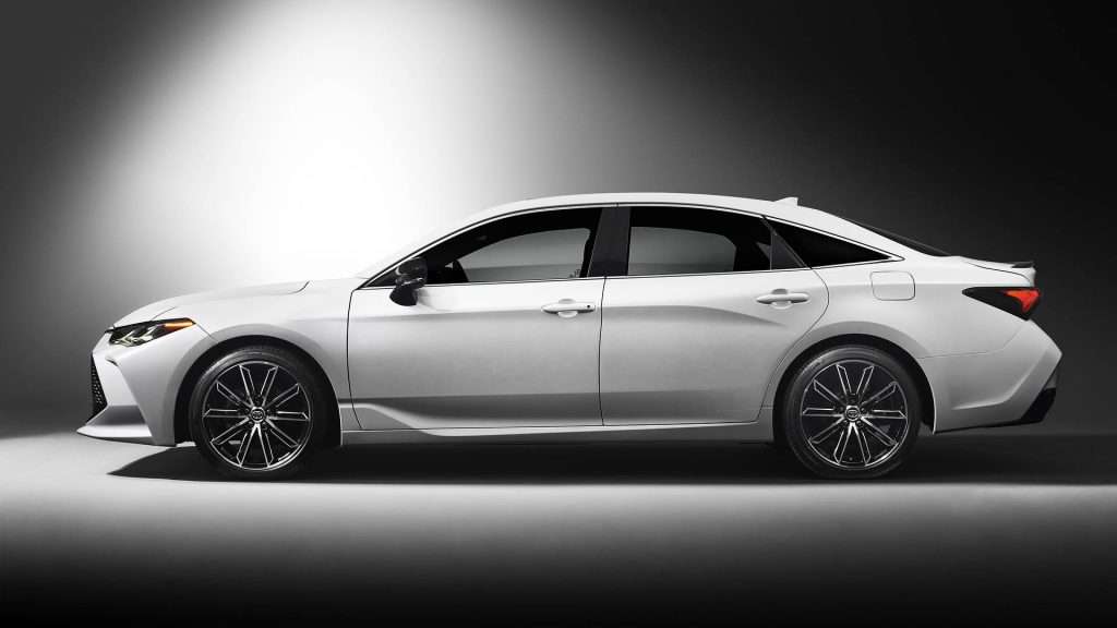Toyota представила седан Toyota Avalon нового покоління
