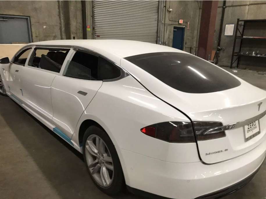 Перший лімузин Tesla виставили на онлайн-аукціон