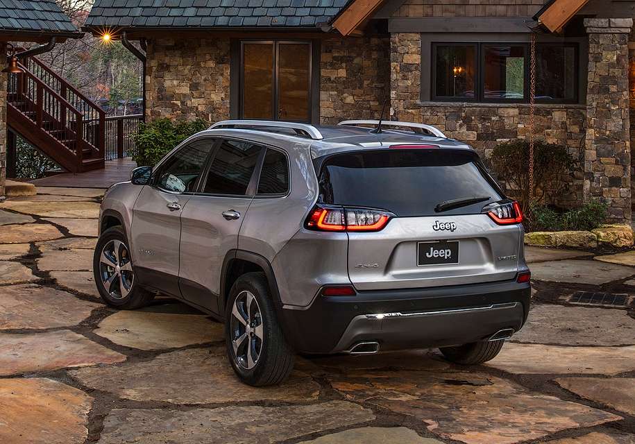 Jeep в січні 2018 року представить оновлену версію Cherokee
