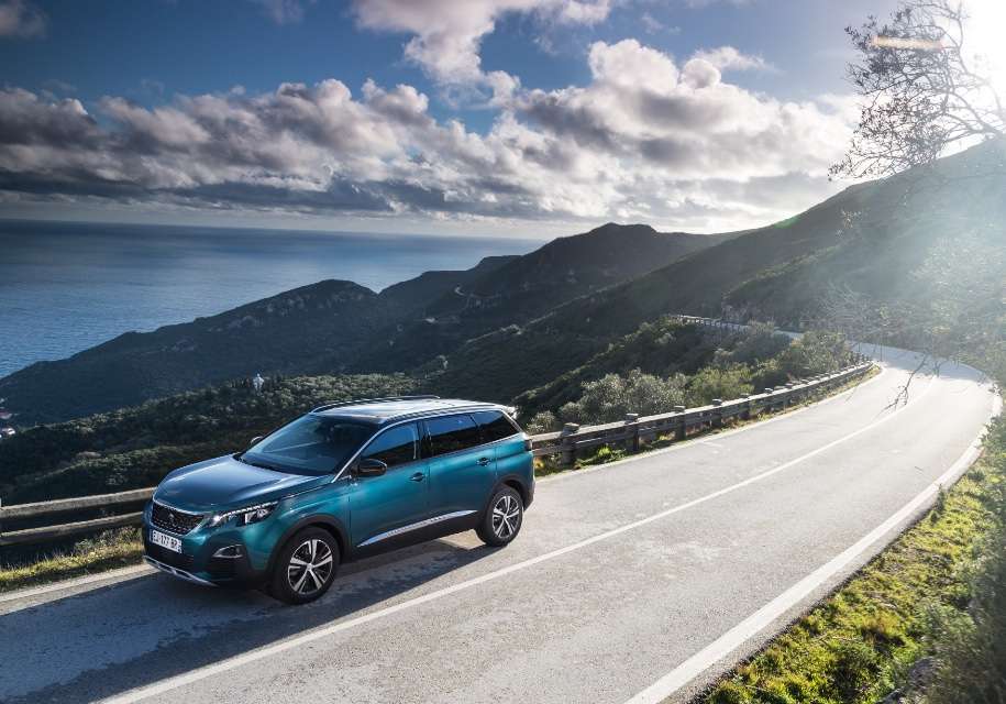 Флагманський кросовер Peugeot 5008 зявиться в Росії навесні