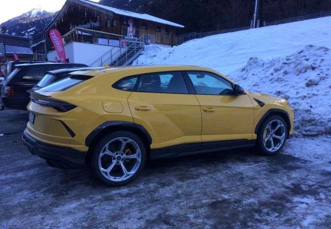 Яскраво-жовтий Lamborghini Urus помітили в австрійських Альпах