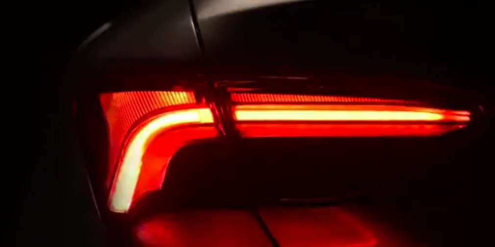 Toyota показала задню оптику седана Avalon нового покоління