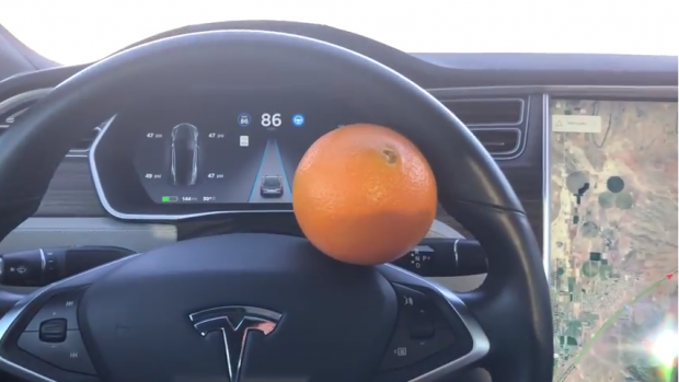 Автопілот Tesla вдалося обдурити за допомогою апельсина
