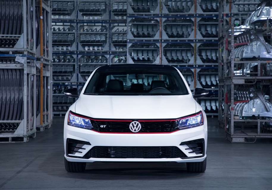 Volkswagen представила «заряджену» версію седана Passat GT