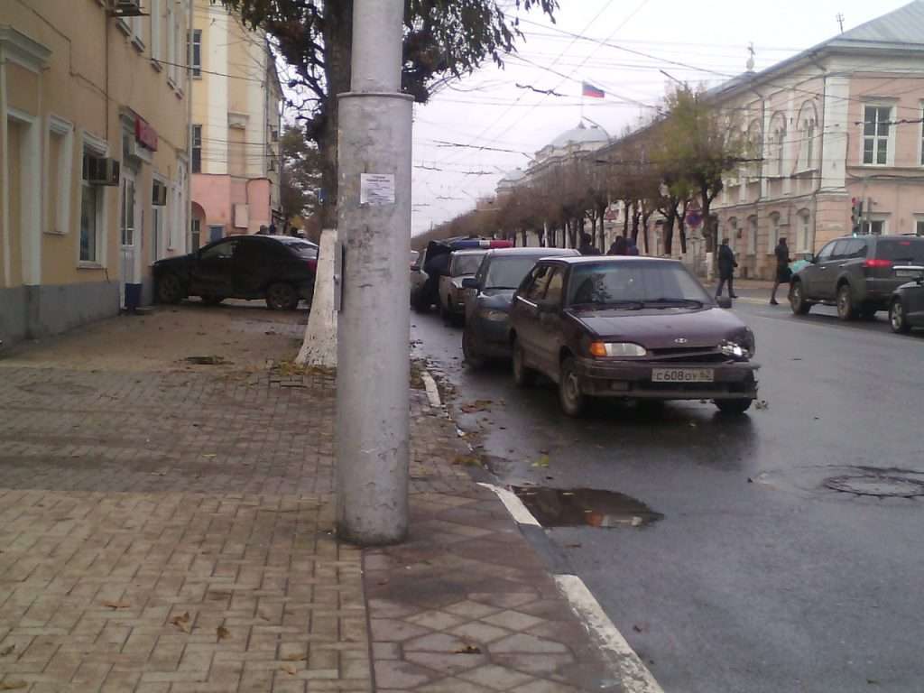 Потрійне ДТП у центрі Рязані: легковик врізався в стіну будинку №33