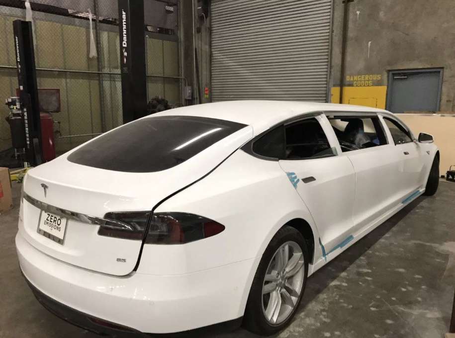Перший лімузин Tesla виставили на онлайн-аукціон