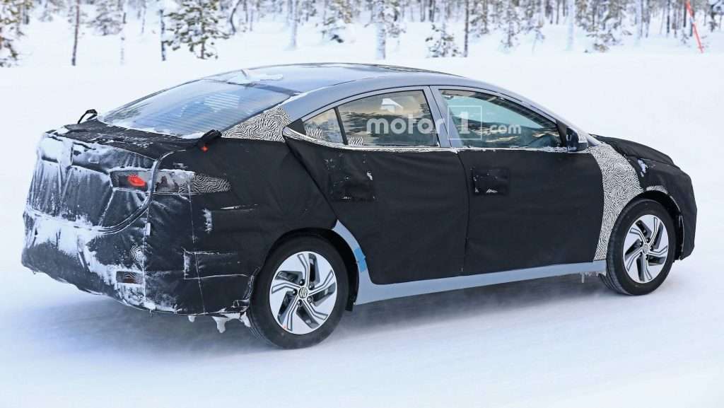 Електрична версія седана Hyundai Elantra помічена на тестах