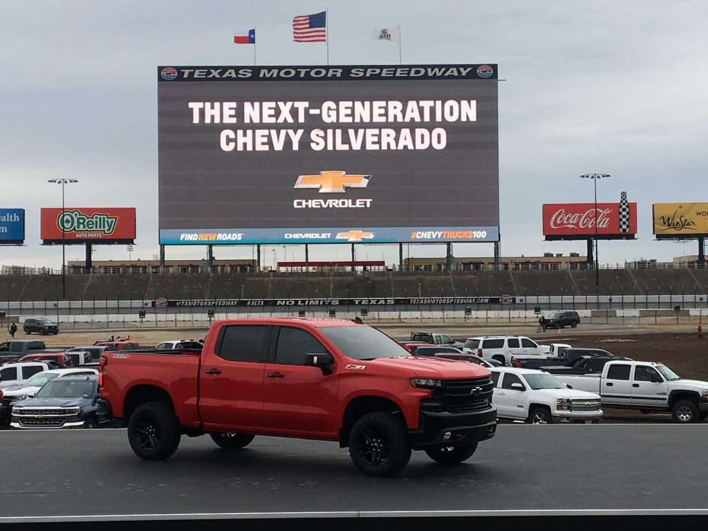 Новий пікап Chevrolet Silverado 2019 розсекретили до дебюту