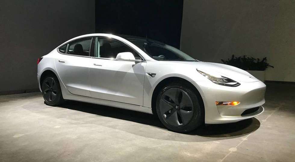 Tesla Model 3 з пробігом продають в чотири рази дорожче нової