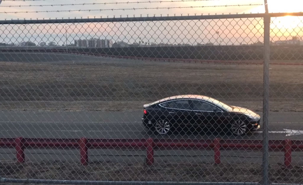 «Заряджена» Tesla Model 3 засвітилася на шпигунському відео