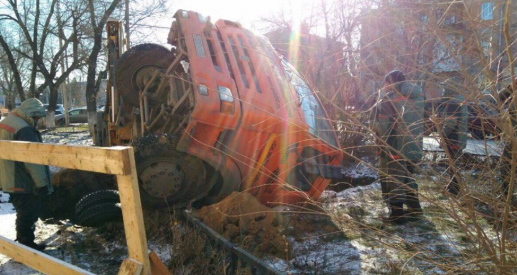 У Рубцовске вантажівка «КамАЗ» провалився під землю