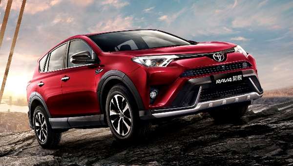 Оновлений позашляховик кросовер Toyota RAV4 додав у габаритах