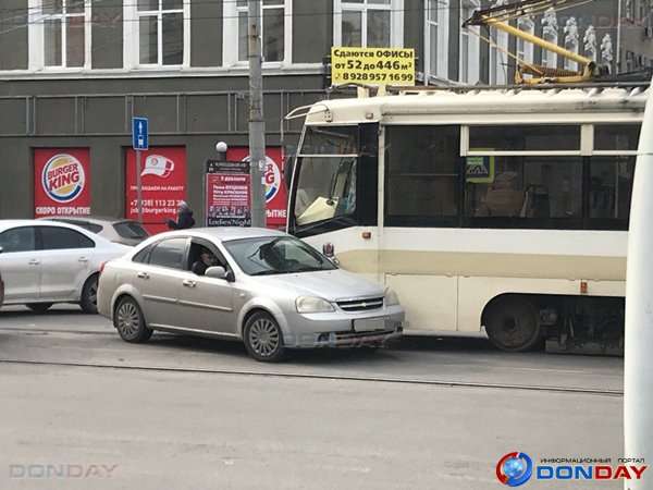 Трамвай та іномарка зіткнулися на перехресті в центрі Ростова