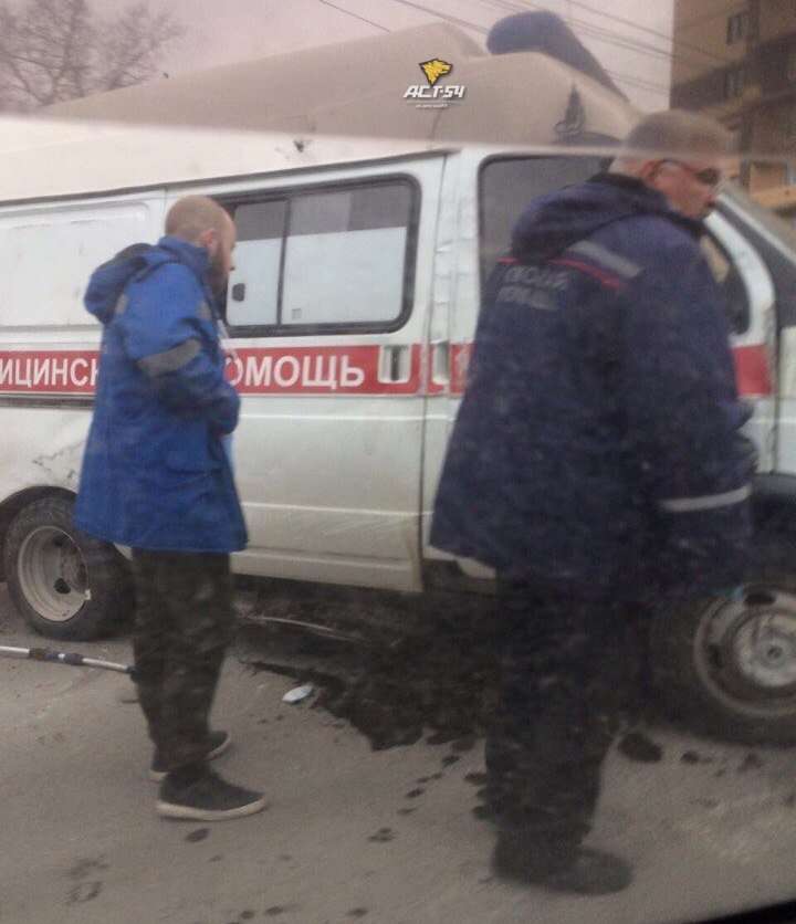 ДТП в Новосибірську: очевидці ставили на колеса «швидку»