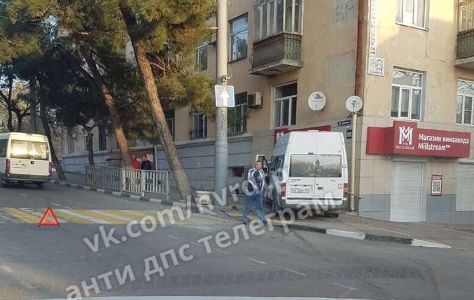 ДТП в Новоросійську: маршрутка врізалася в стіну будинку