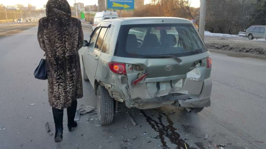 Новосибірськ: пасажирка «Мазди» пошкодила шию в ДТП з «Тойотою»