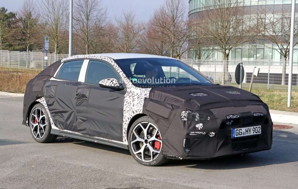 «Заряджений» фастбек Hyundai i30 помічений на тестах