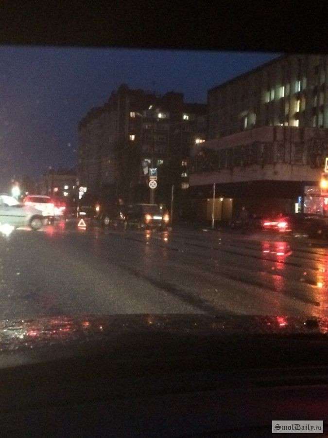 ДТП позашляховика і «Лади» перекрив виїзд зі Смоленська