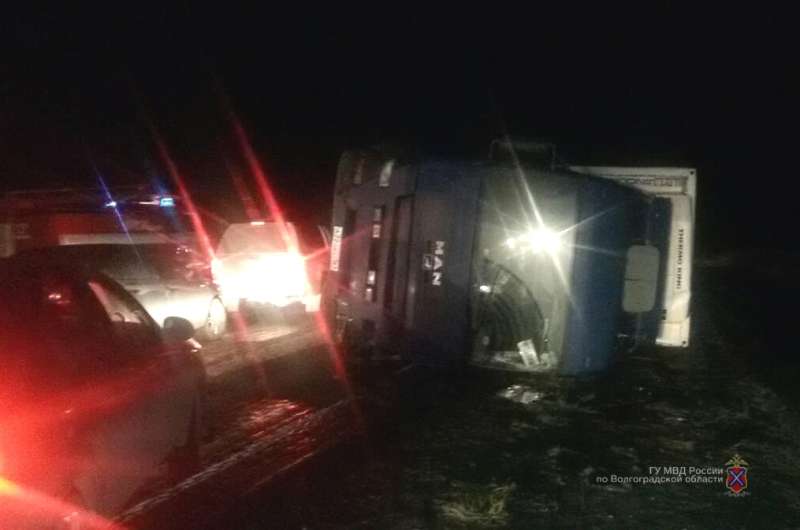 Дві людини постраждали в ДТП двох легковиків і большегруза під Волгоградом