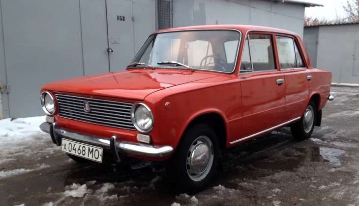 Яка 35 років у гаражі «Копійку» виставили на продаж за 1,5 млн руб