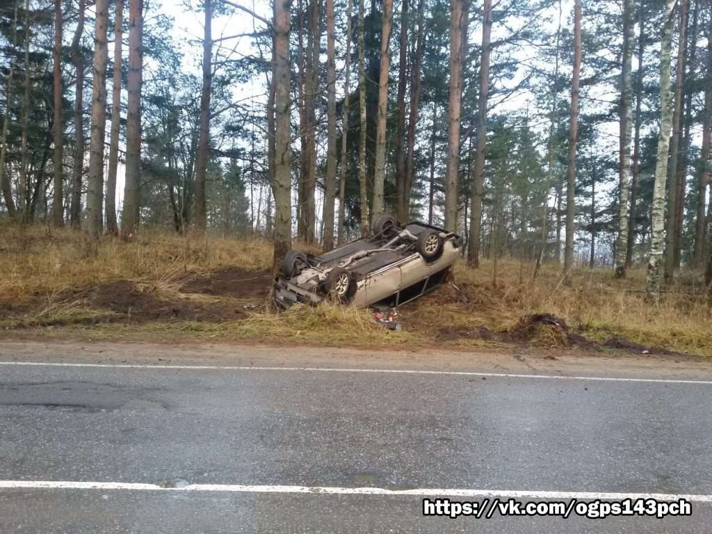 В Приозерському районі ВАЗ 2104 перекинувся і приземлився на дах