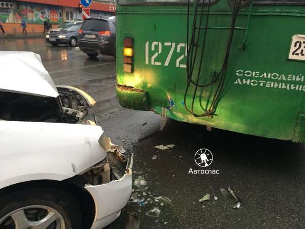 У Новосибірську на Дзержинського «Тойота» врізалася у тролейбус
