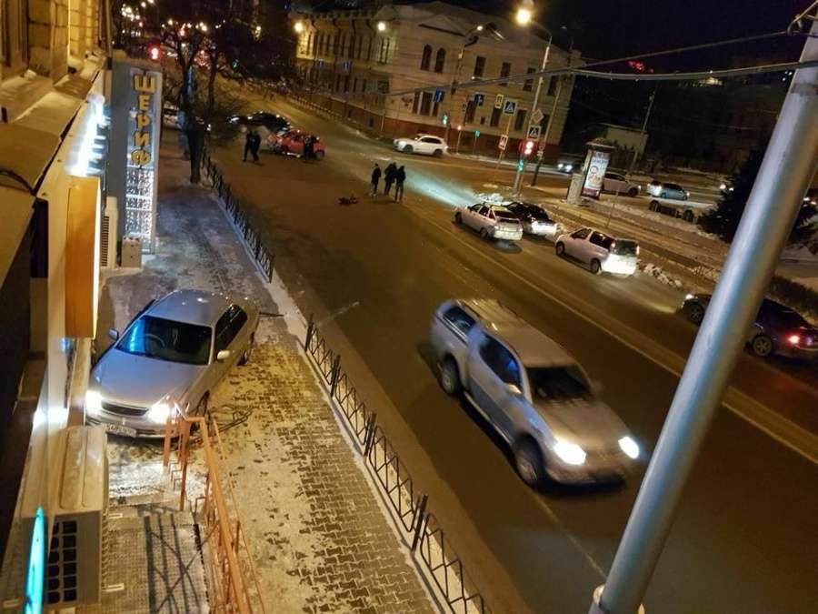 В результаті ДТП в центрі Красноярська іномарка врізалася в житловий будинок