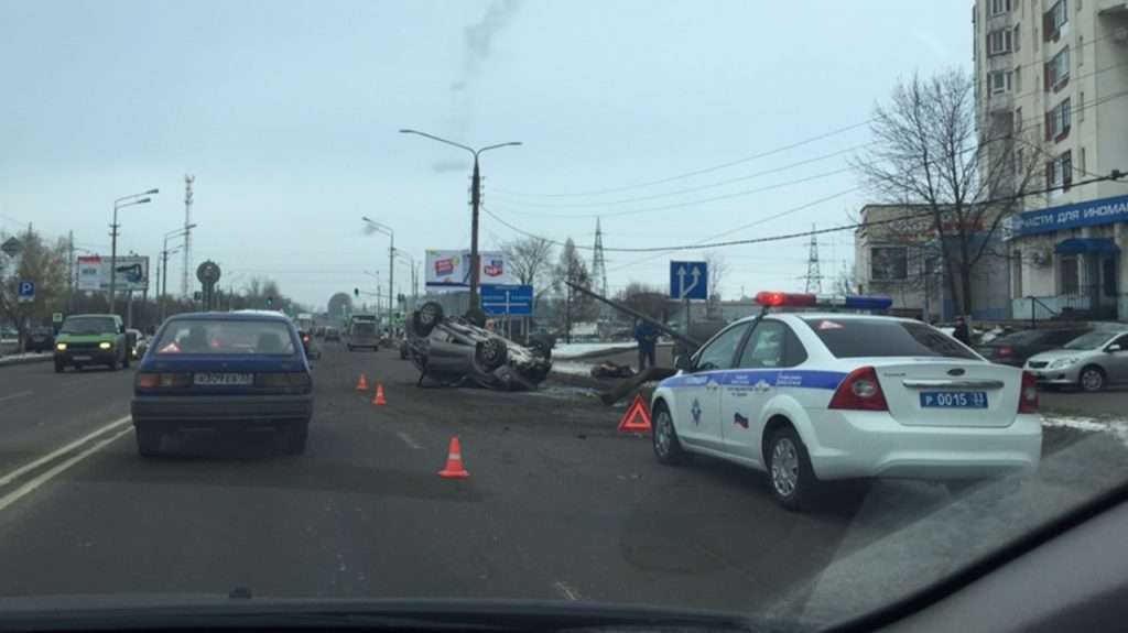 У Володимирі кросовер «Тойота» врізався в стовп і перекинувся