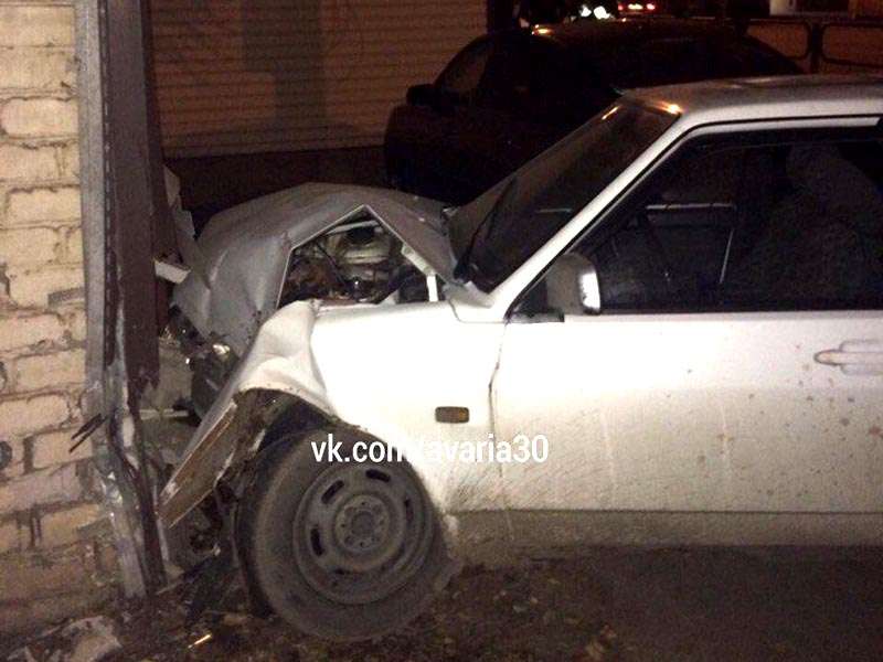 ДТП в Астрахані: «ВАЗ» на високій швидкості влетів у стіну житлового будинку