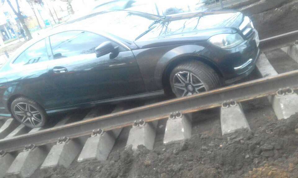 «Мерседес» застряг на нових залізничних коліях в Іванові