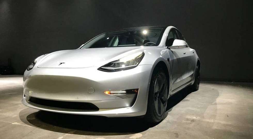 Tesla Model 3 з пробігом продають в чотири рази дорожче нової