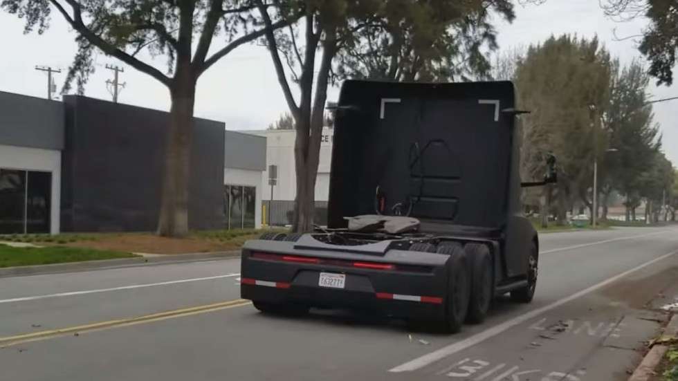 Електричний вантажівка Tesla Semi показаний на відео без камуфляжу