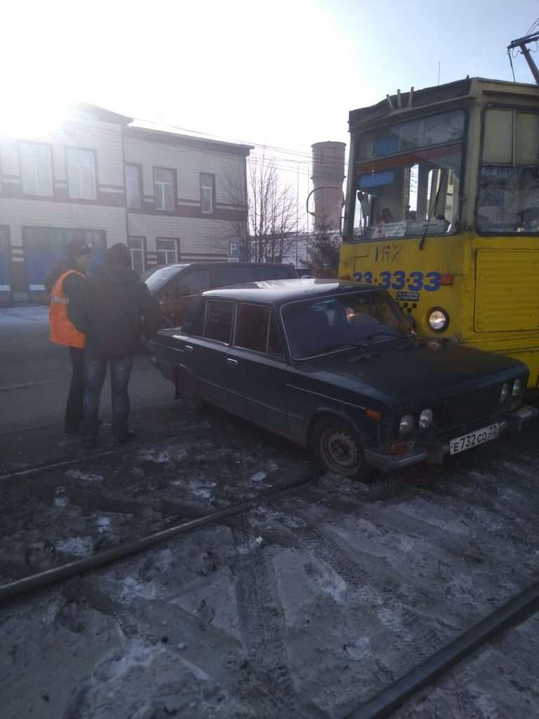 У Бійську трамвай врізався у опинилися на рейках «Жигулі»