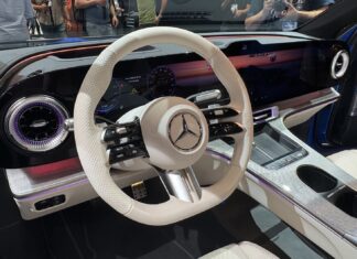 Mercedes повернути пасажирські кнопки для поточних та майбутніх моделей
