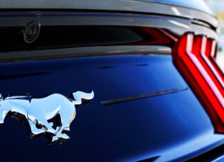 Ford відкликав більше автомобілів за один день, ніж Honda і Acura продали за цілий рік.