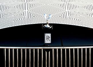 Rolls-Royce Представила Перший Капот з Лазерним Гравіюванням в Ексклюзивному Phantom Arabesque
