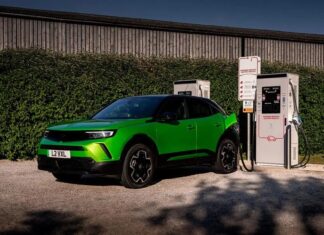 Stellantis wzywa rząd Wielkiej Brytanii do przyspieszenia przeglądu celów dotyczących pojazdów elektrycznych