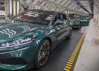 BYD нарощує виробництво Denza Z9 GT на тлі ажіотажного попиту