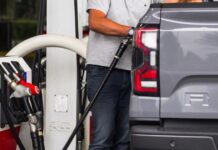 Ціни на бензин падають, оскільки дизельне пальне зростає, незважаючи на зниження акцизу