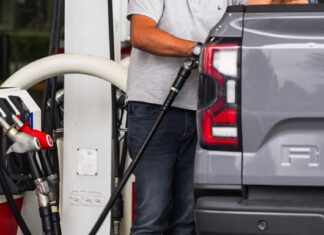 Ціни на бензин падають, оскільки дизельне пальне зростає, незважаючи на зниження акцизу