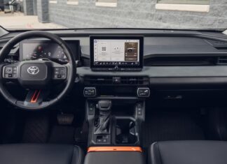 Огляд інтер’єру Toyota RAV4 Woodland PHEV 2026 модельного року