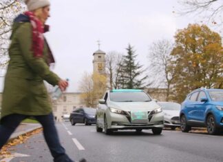 Як пішоходи реагують на безпілотні автомобілі: висновки дослідження в Ноттінгемі