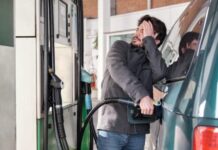 Як керувати паркуванням під кутом: 5 порад для діагональних паркувальних місць